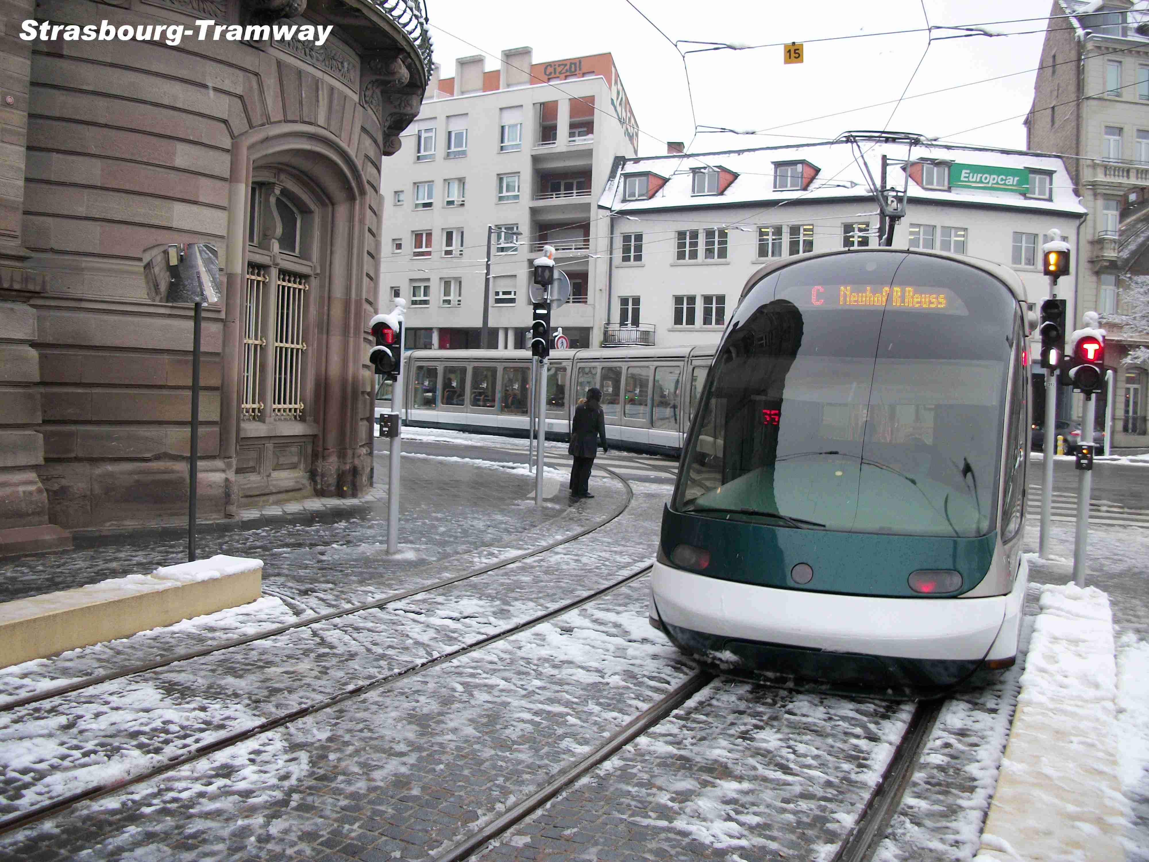 L'Eurotram n� 1051 quittant la station.